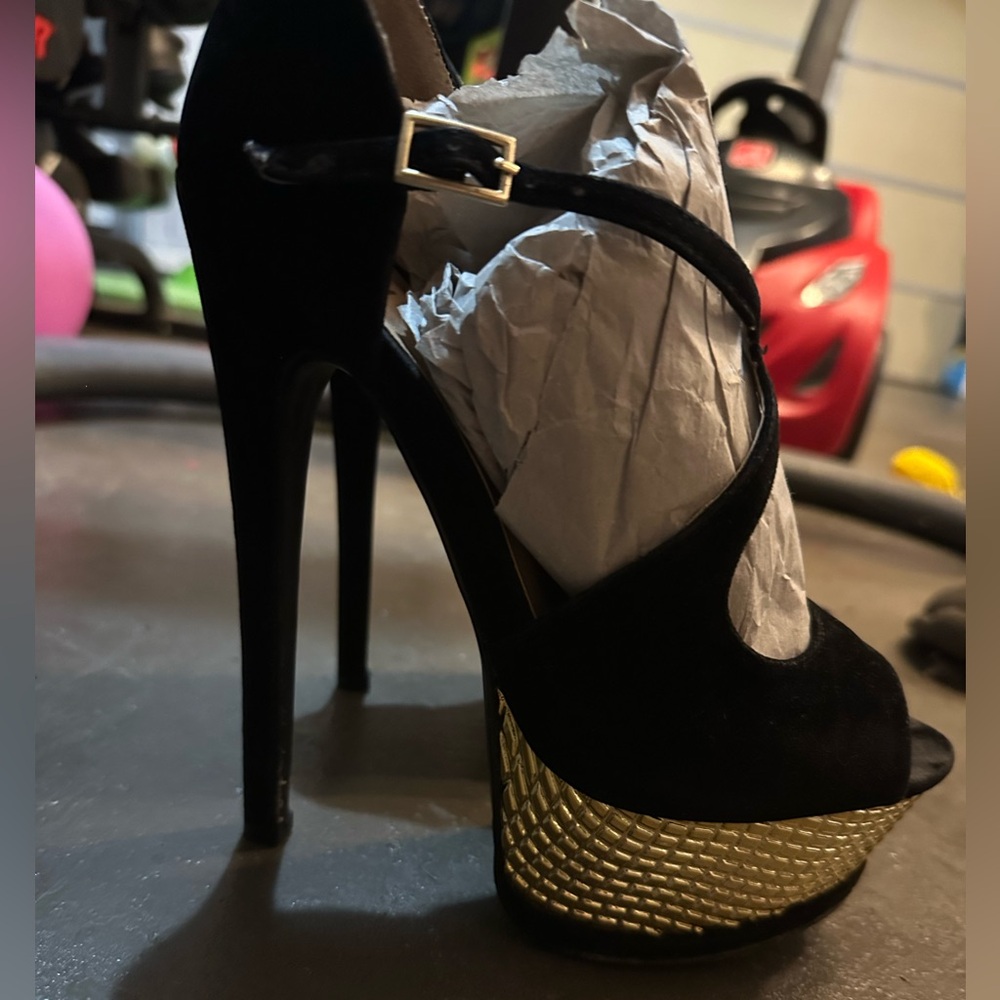 Liliana Black Heels with Gold Platform - Picture 5 of 9
